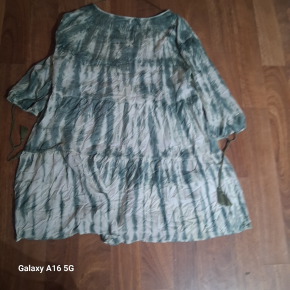 New Directions Green Tie-Dye Top - Picture 1 of 4